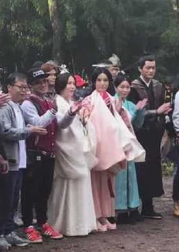原嗯～啊～轻点疑似当红小花旦片场拍摄花絮流出引网友热议
