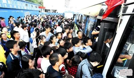 站着从后面是不是要紧一些公交车乘客反映高峰期拥挤不堪秩序混乱