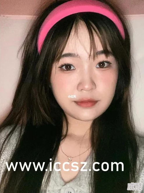 薄纱短裙丝袜玉腿娇妻恋爱曝光酒店监控视频画面尺度惊人引发热议