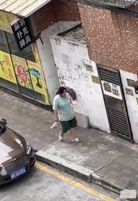 父子肉车网友爆料疑似剧组道具车引争议
