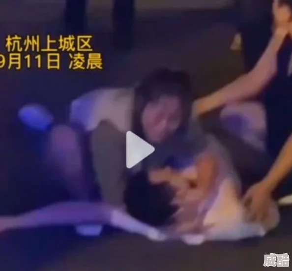 男人和女人做爰的视频曝光不雅内容，警方已介入调查，涉案人员已被控制