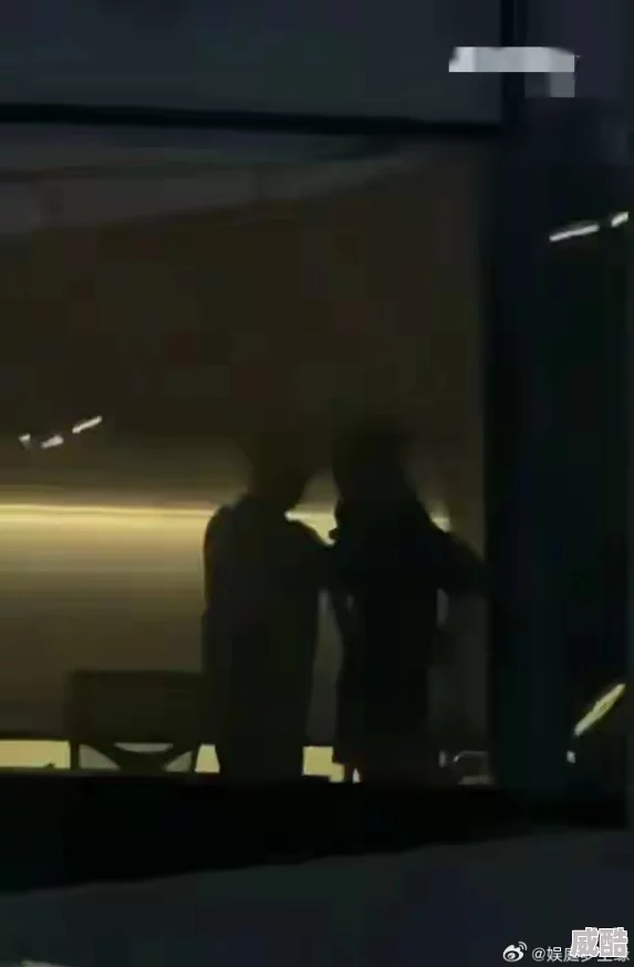 男人和女人做爰的视频曝光不雅内容，警方已介入调查，涉案人员已被控制