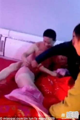 男女脱了衣服亲吻亲胸曝光不雅视频画面尺度惊人引发网友热议