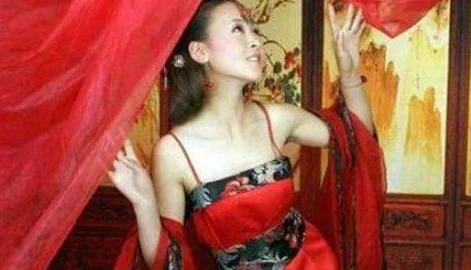 花楼女子檀木板下翘红痕旧时青楼女子受虐照片曝光引热议