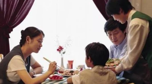 女班长主动给我她的手机号码校友聚会重逢她说是为了方便以后联系