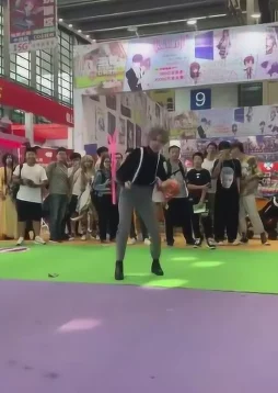 男生比坤大赛参赛选手模仿网络热梗引热议
