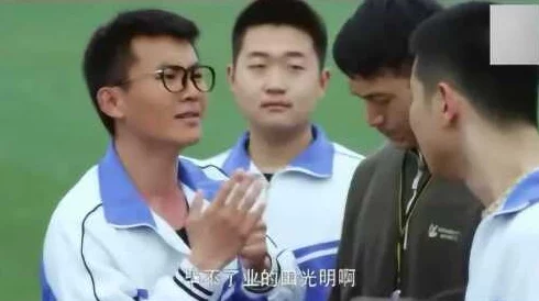 男生用鸡鸡插女生听说隔壁班小美和体育老师好上了还被抓到在器材室