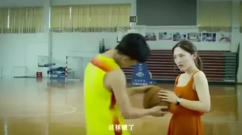 男生用鸡鸡插女生听说隔壁班小美和体育老师好上了还被抓到在器材室