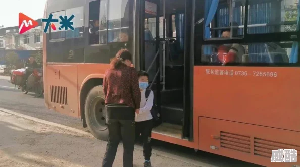 小镇公交车20cm售票员身高仅1米05引网友质疑真实性