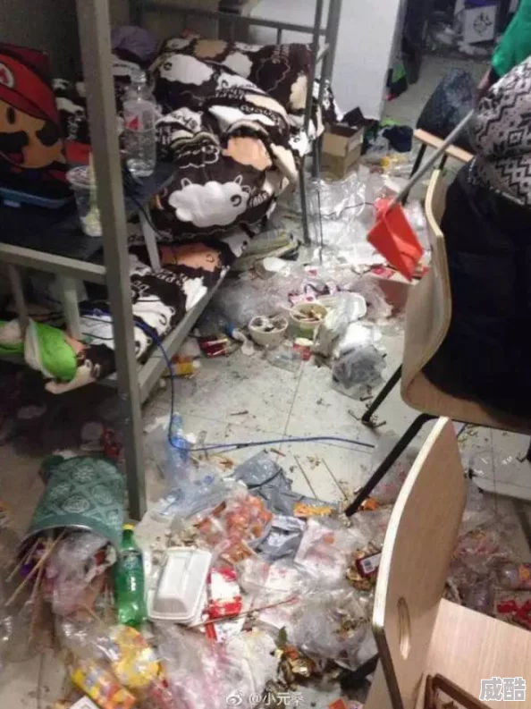 506宿舍网友称环境脏乱差像垃圾场急需清理整顿