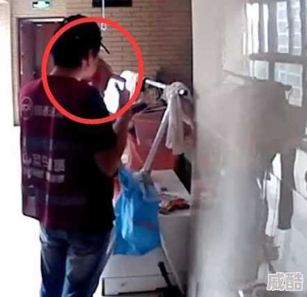 真空下楼取快递被c嗯啊曝光监控视频画面引发网友热议